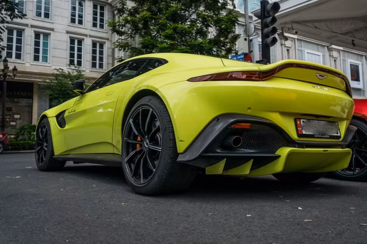 Phía sau, phần đuôi xe được vuốt cao phía trên nắp cốp, tạo thành một cánh gió tích hợp. Luồng gió dưới gầm xe được tối ưu hóa bằng bộ khuếch tán cỡ lớn được phát triển chung với mẫu xe đua Vantage GTE. Điểm nhấn của đuôi xe phải kể đến dãy đèn hậu dạng LED với thiết kế uốn lượn ôm vào phần cánh gió. Xe cũng sở hữu phần đèn sương mù phía sau được tích hợp vào khuếch tán gió dưới gầm, giống với những mẫu xe đua.