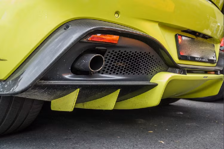 Bên trong, khoang lái của chiếc Aston Martin Vantage thế hệ mới này được bọc da màu đen với nhiều điểm nhấn cùng chỉ khâu tương phản màu cam vô cùng nổi bật. Khoang nội thất cũng được ốp sợi carbon tại nhiều vị trí như bảng điều khiển trung tâm, táp-lô, ốp cửa cùng vô-lăng.