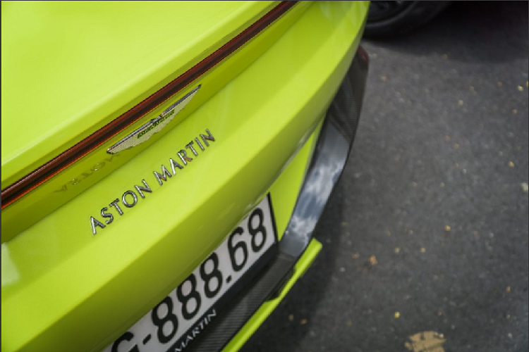 Aston Martin ssở hữu động cơ V8 tăng áp kép, dung tích 4.0 lít do Mercedes-AMG phát triển và sản xuất. Động cơ này có khả năng sản sinh công suất cực đại 503 mã lực cùng mô-men xoắn cực đại 685 Nm, ngang với đàn anh DB11. Sức mạnh này được truyền đến bánh sau của xe thông qua hộp số ZF 8 cấp, nhờ đó, xe có khả năng tăng tốc lên 100 km/h trong 3,6 giây trước khi đạt vận tốc tối đa 313 km/h.