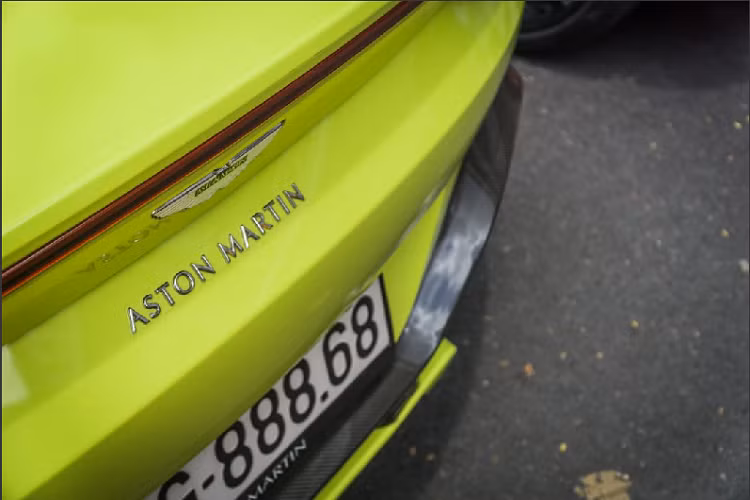 Aston Martin ssở hữu động cơ V8 tăng áp kép, dung tích 4.0 lít do Mercedes-AMG phát triển và sản xuất. Động cơ này có khả năng sản sinh công suất cực đại 503 mã lực cùng mô-men xoắn cực đại 685 Nm, ngang với đàn anh DB11. Sức mạnh này được truyền đến bánh sau của xe thông qua hộp số ZF 8 cấp, nhờ đó, xe có khả năng tăng tốc lên 100 km/h trong 3,6 giây trước khi đạt vận tốc tối đa 313 km/h.