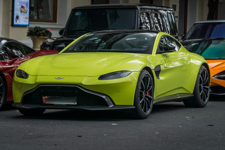 Là một trong hai chiếc xe đầu tiên được đại lý Aston Martin Hồ Chí Minh đưa về nước vào đầu năm nay, siêu xe Aston Martin Vantage này nhanh chóng tìm được chủ nhân khi còn chưa được mang ra khỏi cảng. Chủ nhân chiếc xe, anh Hoàng Kim Khánh, là một doanh nhân thành đạt hoạt động trong ngành chăm sóc sắc đẹp.