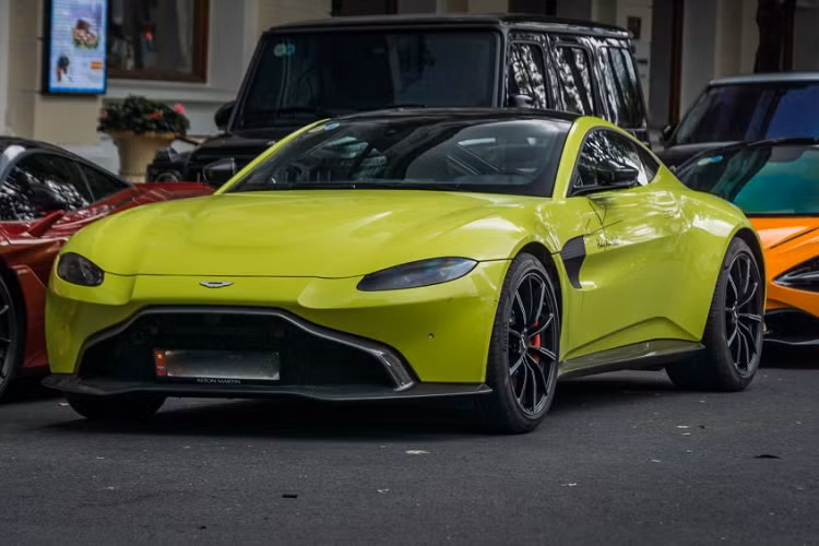 Là một trong hai chiếc xe đầu tiên được đại lý Aston Martin Hồ Chí Minh đưa về nước vào đầu năm nay, siêu xe Aston Martin Vantage này nhanh chóng tìm được chủ nhân khi còn chưa được mang ra khỏi cảng. Chủ nhân chiếc xe, anh Hoàng Kim Khánh, là một doanh nhân thành đạt hoạt động trong ngành chăm sóc sắc đẹp.