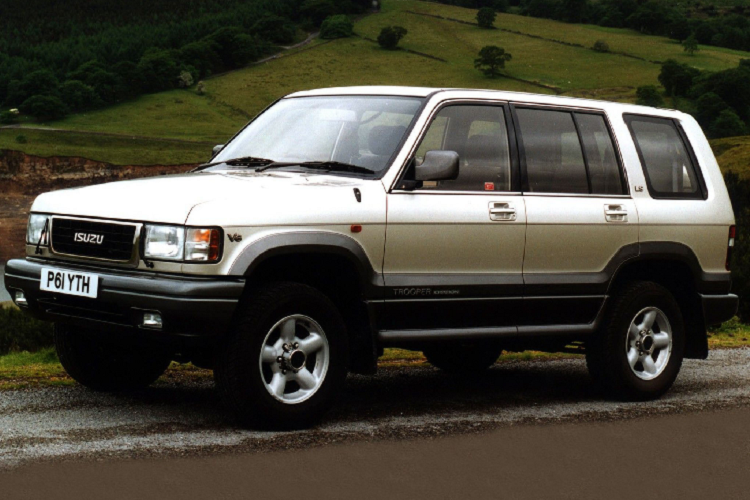 Không còn dùng động cơ V6 3.2L hay dầu I4 3.0L, Isuzu Trooper mới được cung cấp hai động cơ: dầu 3.0L (4JJ3-TCX) sản sinh công suất 202 mã lực và mô-men xoắn cực đại 470 Nm, hoặc xăng tăng áp 2.5 lít dựa trên Mazda cho công suất tối đa 272 mã lực và 447Nm. Cả hai động cơ kết hợp với hộp số tự động 6 cấp.