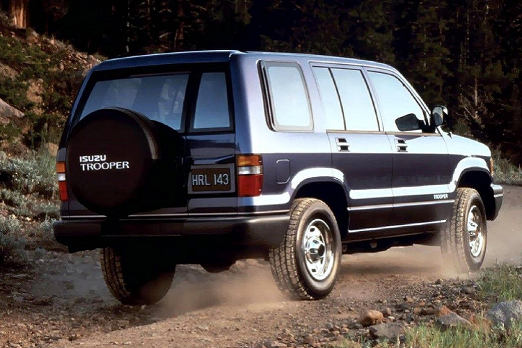 Như mong đợi, hệ dẫn động hai cầu 4x4 sẽ là trang bị tiêu chuẩn. Về khung gầm, xe vẫn duy trì nền tảng khung gầm rời (body-on-frame), trong đó hệ thống treo trước sử dụng là loại tay đòn kép, còn phía sau dùng loại đa liên kết kết hợp với lò xo. Phanh đĩa cho 4 bánh đi cùng với ‘’dàn chân’’ sử dụng mâm 17 inch (265/70 R17).