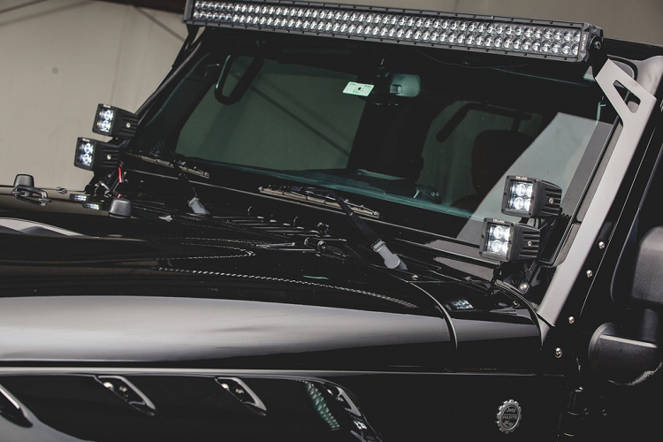 Chiếc Jeep Wrangler độ khủng này sử dụng động cơ Pentastar V6 3.6L, gắn bộ siêu nạp Magnuson TVS 1320 và hệ thống ống xả riêng.