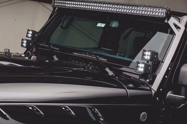 Chiếc Jeep Wrangler độ khủng này sử dụng động cơ Pentastar V6 3.6L, gắn bộ siêu nạp Magnuson TVS 1320 và hệ thống ống xả riêng.