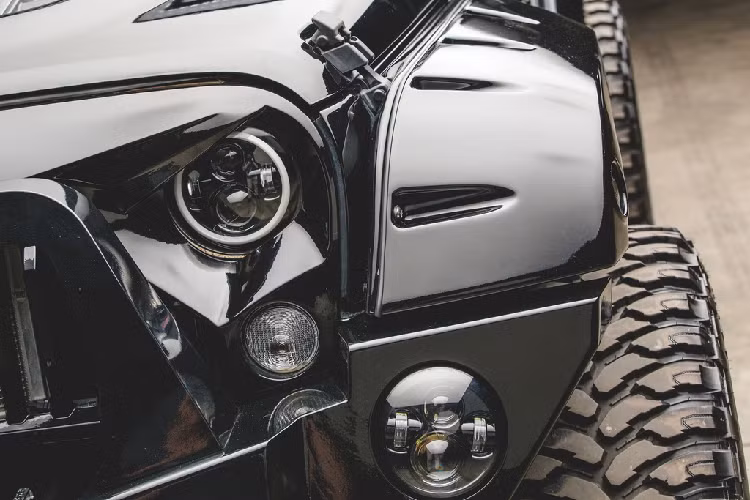 Khoang lái Jeep Wrangler nổi bật với hệ thống thông tin giải trí tùy chỉnh, loa Alpine, amply Rockford Fosgate, ghế mới, phần mui xe có thể mở ra.