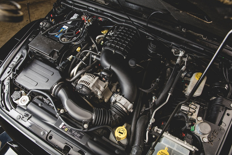 Sức mạnh truyền tới bánh xe qua hộp số tự động và hộp số phụ (dùng cho off-road). Mã lực và mô-men xoắn động cơ không được công bố.