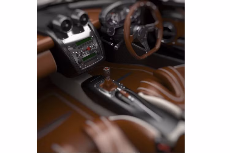 Chiếc xe được trang bị mâm đa chấu màu vàng cùng khoá tâm màu đen, ăn nhập với tông màu xanh lá sẫm của chiếc xe. Về nội thất, Pagani Zonda Venti sở hữu nội thất màu da bò khá sang trọng. Xen kẽ với lớp da màu da bò là đường chỉ màu trắng bắt mắt. Chiếc xe được trang bị hệ thống tay lái nghịch.