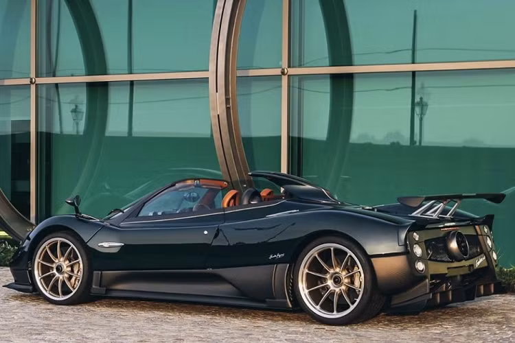 Mỗi mẫu siêu xe của Pagani luôn trở thành thứ được giới thượng lưu “săn đón” với số lượng giới hạn. Pagani còn đem lại cho khách hàng nhiều phiên bản “đặt riêng” theo ý thích của họ. Ngoài ra, những phiên bản đặc biệt luôn mang trên mình những vẻ đẹp riêng.