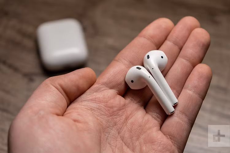 Apple Airpods va Sony WF-1000XM3: Chon tien loi hay khu on?