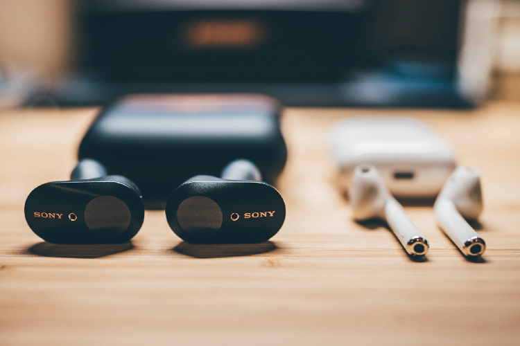 Apple Airpods va Sony WF-1000XM3: Chon tien loi hay khu on?-Hinh-4