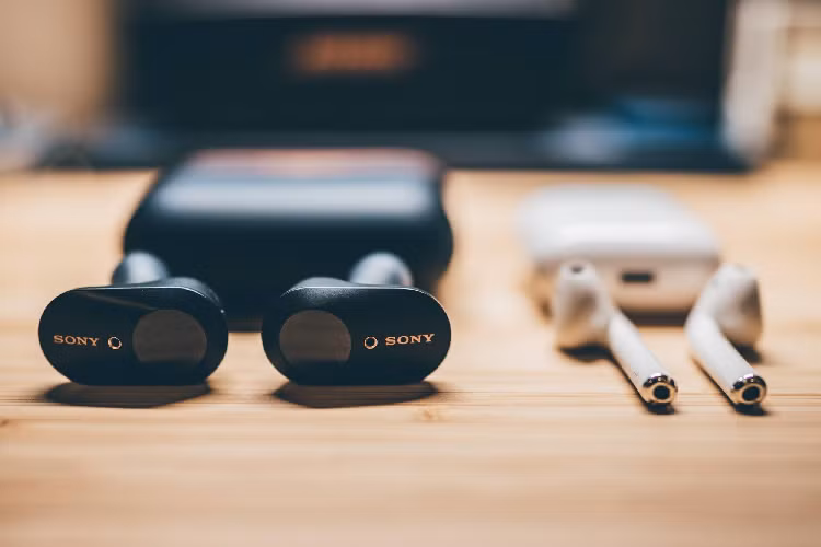 Apple Airpods va Sony WF-1000XM3: Chon tien loi hay khu on?-Hinh-4