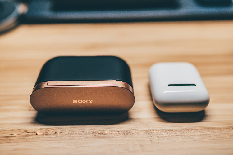 Apple Airpods va Sony WF-1000XM3: Chon tien loi hay khu on?-Hinh-2