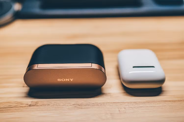 Apple Airpods va Sony WF-1000XM3: Chon tien loi hay khu on?-Hinh-2
