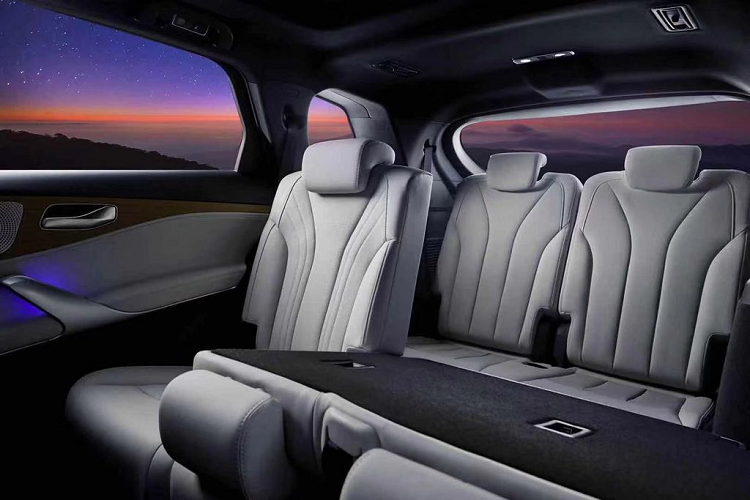 Bước vào không gian cabin, Denza X dường như chịu ảnh hưởng quá nhiều bởi "người anh em" Mercedes-Benz ở khâu thiết kế. Mọi chi tiết bên trong không gian này đều tạo cảm giác sang trọng, tiện nghi và có phần quen mắt. Là một mẫu xe tới từ Trung Quốc, chắc chắn đặc sản của Denza X không gì khác chính là nhiều màn hình.