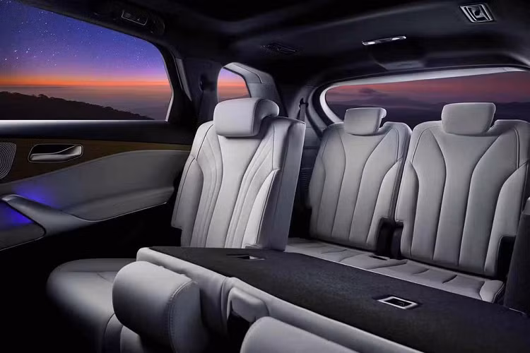 Bước vào không gian cabin, Denza X dường như chịu ảnh hưởng quá nhiều bởi "người anh em" Mercedes-Benz ở khâu thiết kế. Mọi chi tiết bên trong không gian này đều tạo cảm giác sang trọng, tiện nghi và có phần quen mắt. Là một mẫu xe tới từ Trung Quốc, chắc chắn đặc sản của Denza X không gì khác chính là nhiều màn hình.