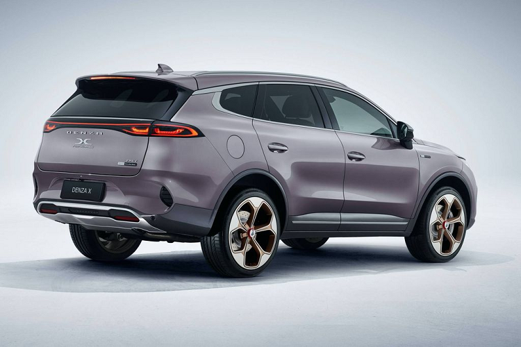 Trước đó, hồi đầu năm nay, thương hiệu xe điện Denza, công ty chủ quản của mẫu xe điện Denza X và đồng thời cũng là thương hiệu liên doanh của 2 công ty BYD và Daimler đã từng cho ra mắt bản Concept X bóng bảy được chắp bút bởi chính các kỹ sư thiết kế của Mercedes-Benz.