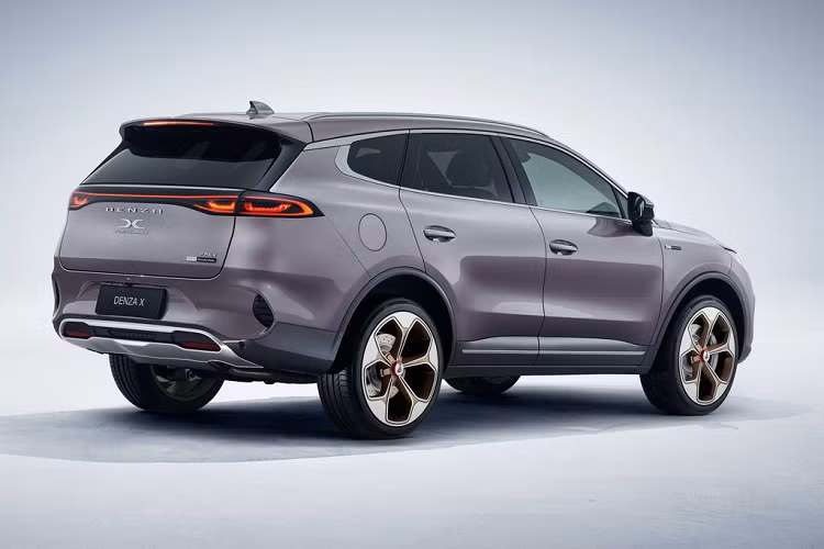 Trước đó, hồi đầu năm nay, thương hiệu xe điện Denza, công ty chủ quản của mẫu xe điện Denza X và đồng thời cũng là thương hiệu liên doanh của 2 công ty BYD và Daimler đã từng cho ra mắt bản Concept X bóng bảy được chắp bút bởi chính các kỹ sư thiết kế của Mercedes-Benz.