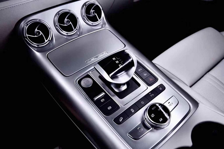 Thật vậy, mẫu crossover điện được trang bị 2 màn hình riêng biệt cho hai tác vụ khác nhau, công-tơ-mét và màn hình giải trí. Trong đó, màn hình giải trí của xe có kích thước rất lớn, dạng cảm ứng và có thể xoay theo chiều dọc khá độc đáo. Ngoài ra, Denza X cũng được tích hợp đầy đủ các trang bị công nghệ tiên tiến nhất hiện nay.