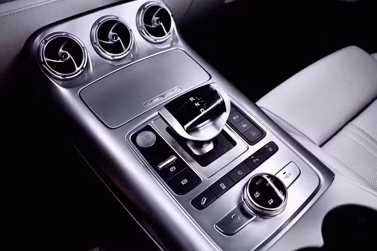 Thật vậy, mẫu crossover điện được trang bị 2 màn hình riêng biệt cho hai tác vụ khác nhau, công-tơ-mét và màn hình giải trí. Trong đó, màn hình giải trí của xe có kích thước rất lớn, dạng cảm ứng và có thể xoay theo chiều dọc khá độc đáo. Ngoài ra, Denza X cũng được tích hợp đầy đủ các trang bị công nghệ tiên tiến nhất hiện nay.