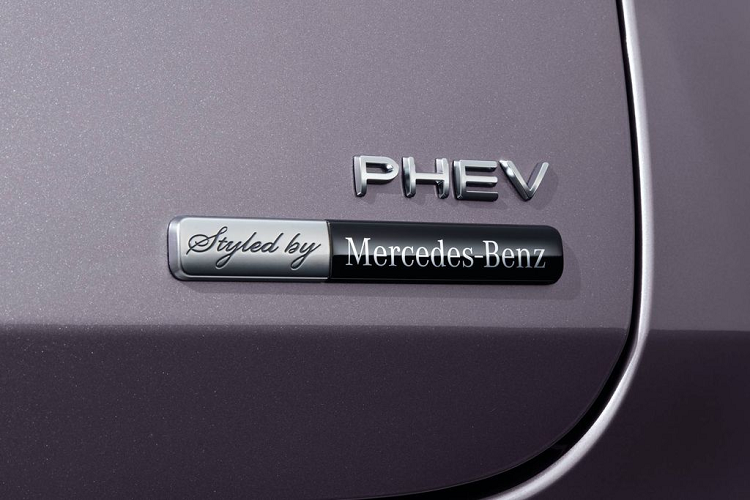 Về thiết kế ngoại thất, Denza X sở hữu một phong cách thiết kế trẻ trung và bắt mắt với kiểu tạo hình bo tròn mềm mại, đặc biệt là ở phần đầu xe. Mang trong mình số đo chiều dài lên tới 4,89 m, Denza X được đánh giá sẽ có không gian nội thất 3 hàng ghế cho 7 hành khách cùng khoảng để chân rộng rãi.