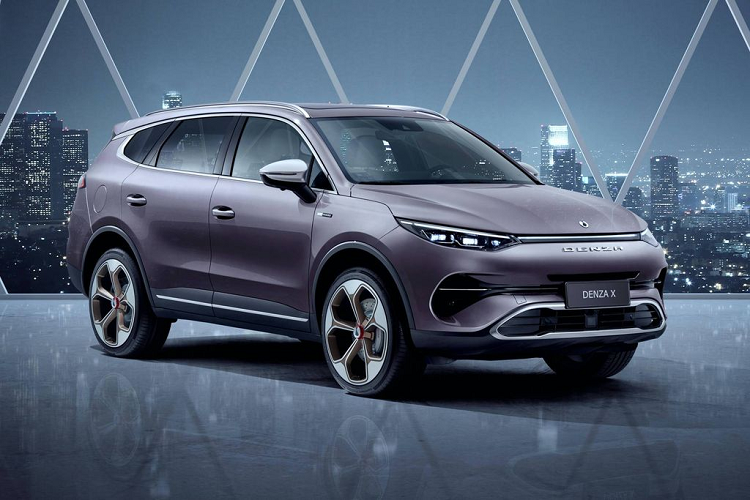 Theo đó, hãng ôtô Trung Quốc BYD mới đây vừa bất ngờ tung ra những hình ảnh chính thức đầu tiên của mẫu xe crossover điện Denza X. Đây là sản phẩm được ra đời dưới sự bắt tay của liên doanh Daimler và BYD trong một nỗ lực hợp tác về thương mại và chế tạo.
