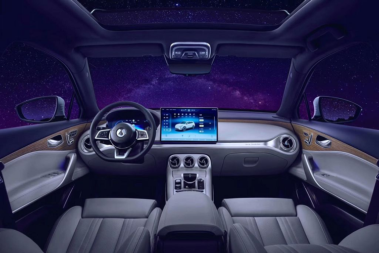 Và ở thời điểm hiện tại, Denza X đang được thương hiệu này gấp rút cho sự kiện ra mắt tại Triển lãm ôtô Quảng Châu vào ngày 22/11 tới đây. Chiếc Crossover cỡ trung vẫn giữ kiểu dáng thiết kế tương đồng với bản concept ngoại trừ tay nắm cửa dạng bật ra và camera chiếu hậu đã bị lược bỏ trên bản sản xuất.