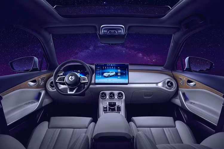 Và ở thời điểm hiện tại, Denza X đang được thương hiệu này gấp rút cho sự kiện ra mắt tại Triển lãm ôtô Quảng Châu vào ngày 22/11 tới đây. Chiếc Crossover cỡ trung vẫn giữ kiểu dáng thiết kế tương đồng với bản concept ngoại trừ tay nắm cửa dạng bật ra và camera chiếu hậu đã bị lược bỏ trên bản sản xuất.