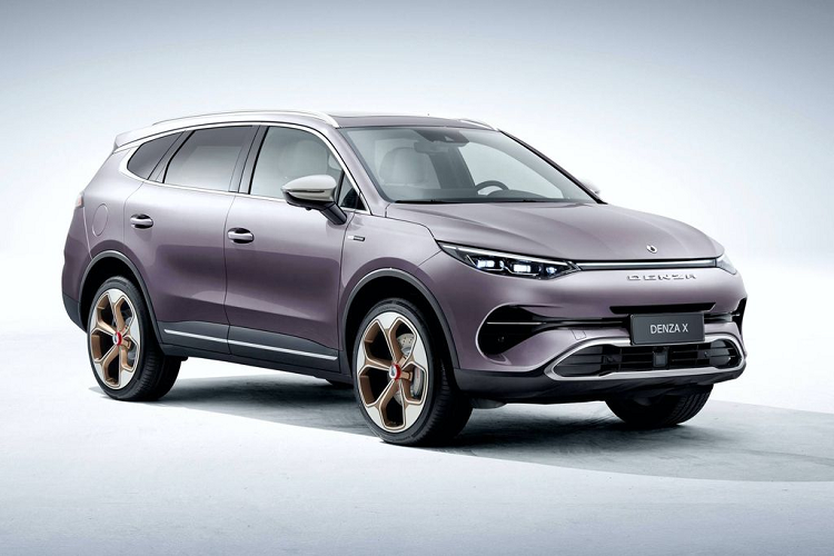 Đối với bản chạy hoàn toàn bằng điện, nó được trang bị một động cơ điện cho ra sức mạnh 242 mã lực cùng thời gian hoạt động với một lần sạc là 500 km. Các thông số kỹ thuật chi tiết về Denza X dự kiến sẽ được Denza công bố chi tiết trong lễ ra mắt. Xe sẽ sớm tới tay các khách hàng đặt trước tại quê nhà trong đầu năm 2020.