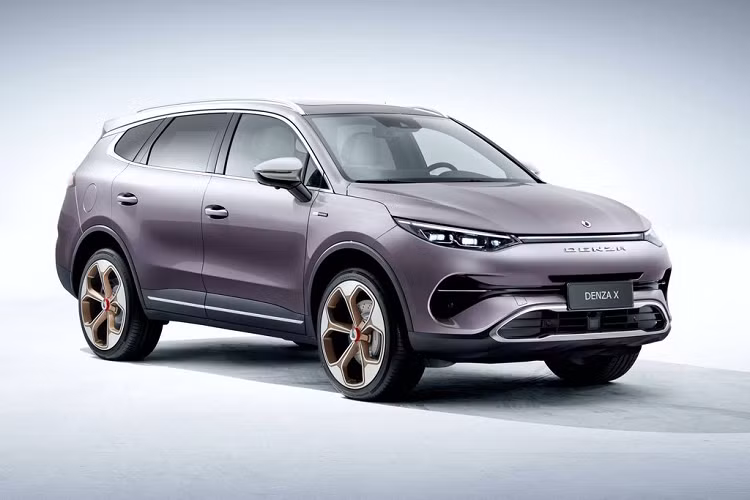 Đối với bản chạy hoàn toàn bằng điện, nó được trang bị một động cơ điện cho ra sức mạnh 242 mã lực cùng thời gian hoạt động với một lần sạc là 500 km. Các thông số kỹ thuật chi tiết về Denza X dự kiến sẽ được Denza công bố chi tiết trong lễ ra mắt. Xe sẽ sớm tới tay các khách hàng đặt trước tại quê nhà trong đầu năm 2020.