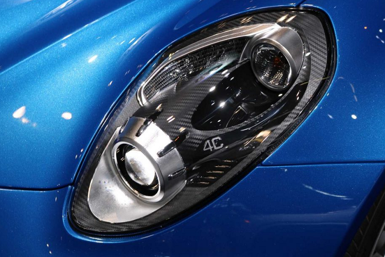 Khoang nội thất của xe vẫn đơn giản như những chiếc 4C Spider khác với sợi carbon làm chủ đạo. Ghế ngồi thể thao chỉnh tay, vô-lăng ba chấu được bọc da, không đi cùng hệ thống trợ lực. Alfa Romeo cũng đính thêm một tấm biển bằng nhôm đánh dấu phiên bản đặc biệt ở bảng điều khiển trung tâm.