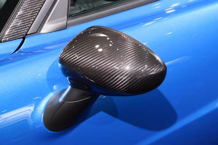 Đối thủ chính của dòng xe này những chiếc Lotus Exige, Lotus Evora hay những mẫu xe thể thao cỡ nhỏ khác.