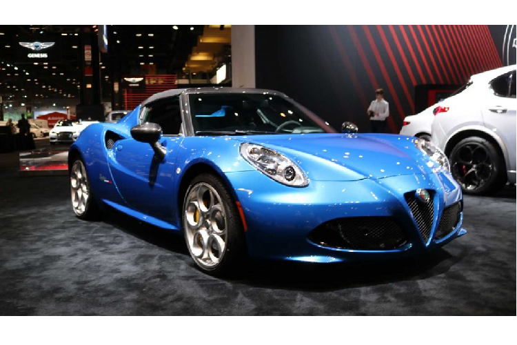 Phiên bản 4C Spider “Italia” sẽ được bán ra với giá cao hơn 5.000 USD so với 4C Spider thông thường, ở mức 71.900 USD. Số lượng sản xuất không được hãng công bố, tuy nhiên chỉ có 15 chiếc được bán ra tại thị trường Mỹ.