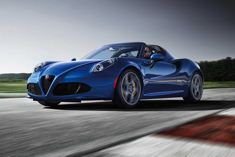 Với trọng lượng chỉ 1.124 kg, Alfa Romeo 4C Spider có khả năng đạt tốc độ tối đa 262 km/h sau khi tăng tốc lên 100 km/h trong 4,1 giây. 4C chỉ tiêu tốn khoảng 6,8 lít nhiên liệu cho 100 km di chuyển ở điều kiện đường hỗn hợp, ngang với những mẫu xe gia đình hiện nay.