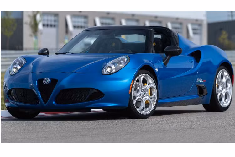 Phiên bản đặc biệt này có tên “Italia” và chỉ có mặt trên Alfa Romeo 4C Spider mới. Ở bản này, chiếc xe thể thao hạng nhẹ đến từ Ý sẽ sở hữu màu sơn ngoại thất Misano Blue, một màu sơn xanh dương nhạt với hiệu ứng metallic đẹp mắt.