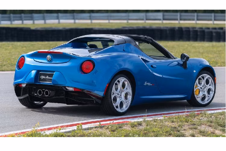 Tạo nét tương phản cho màu sơn này, Alfa đã tinh tế lựa chọn những chi tiết ở cản trước và hốc gió bên hông được sơn màu đen (Piano Black). Cùng với đó, một số chi tiết khác bên ngoài như phần trụ bảo vệ hành khách, trụ A, ốp gương, mui xe tháo rời bằng tay,… được làm bằng sợi carbon.