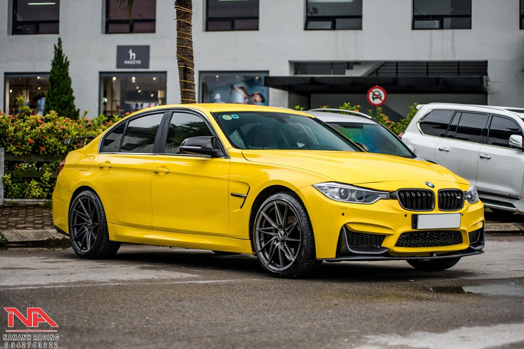 Với triết lý thiết kế xe hướng tới trải nghiệm thú vị sau vô-lăng cho người lái đã trở thành slogan của công ty (Ultimate Driving Machine), BMW đã nổi tiếng không chỉ bởi sự sang trọng, mà còn bởi tố chất thể thao trong mỗi sản phẩm của hãng. Và trong số các dòng xe của BMW (không tính các phiên bản hiệu năng cao M), xe sedan BMW 3 Series vẫn hội tụ đầy đủ nhất đặc tính thể thao.