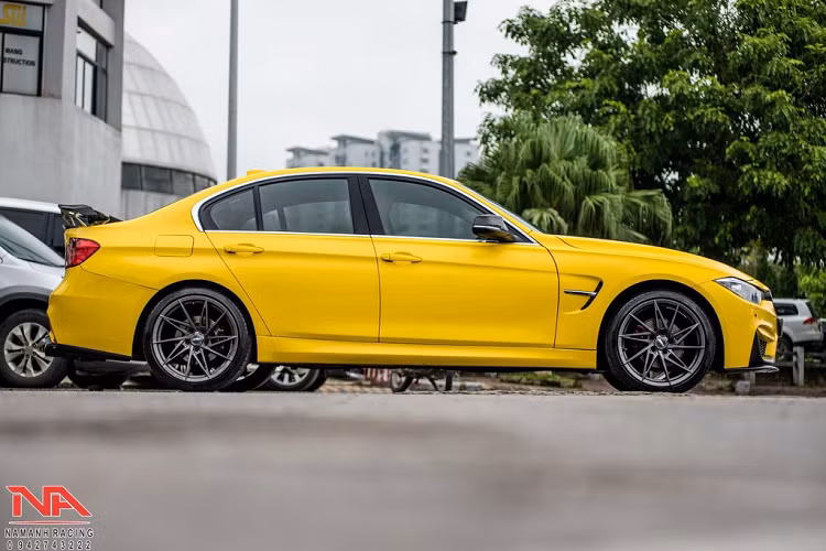 Ngoài bodykit, chiếc xe trông cũng "chiến" hơn với 2 cánh đuôi ở phía sau nắp khoang hành lý: một có dạng nẹp và chiếc còn lại có kích thước lớn theo phong cách xe đua. Để có tiếng nổ tương xứng với ngoại hình dữ dằn, chủ xe cũng đã độ hệ thống xả TM Work từ Nhật, đem tới âm thanh trầm ấm hơn cho động cơ 4 xi-lanh tăng áp của 3 Series.