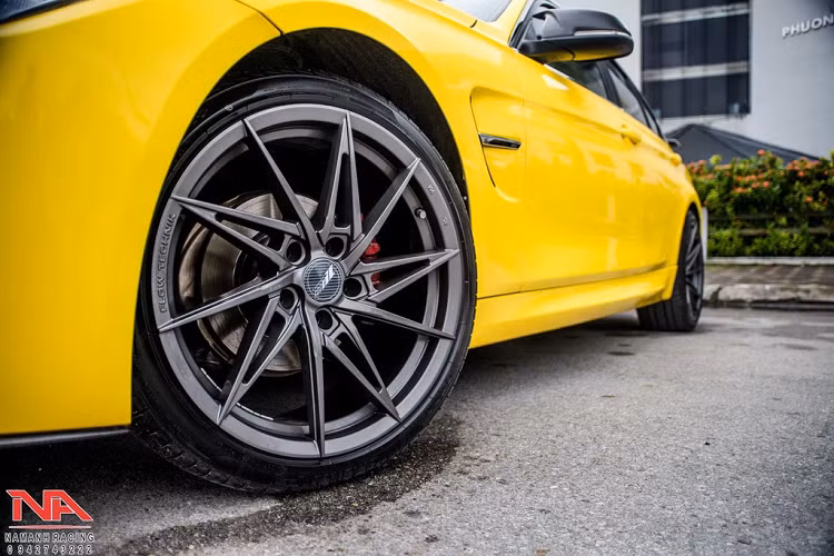 Sở hữu một chiếc 3 Series thuộc thế hệ F30, một người chơi xe tại Hà Nội đã quyết định dọn lại "xế cưng" của mình theo hướng thể thao hơn, khiến nó trở nên nổi bật hơn khi lăn bánh trên đường. Ngay từ cái nhìn đầu tiên, chiếc xe đã gây ấn tượng bởi màu sơn vàng tươi cực kỳ bắt mắt.