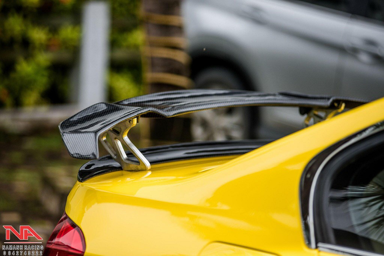 Được biết chủ xe đã đổi sang màu vàng này từ màu trắng trung tính và rất phổ biến với đời 3 Series F30 tại Việt Nam. Tuy nhiên đối với dân chơi xe, thứ được họ quan tâm không phải là màu sơn, mà là bodykit thể thao của bản độ.