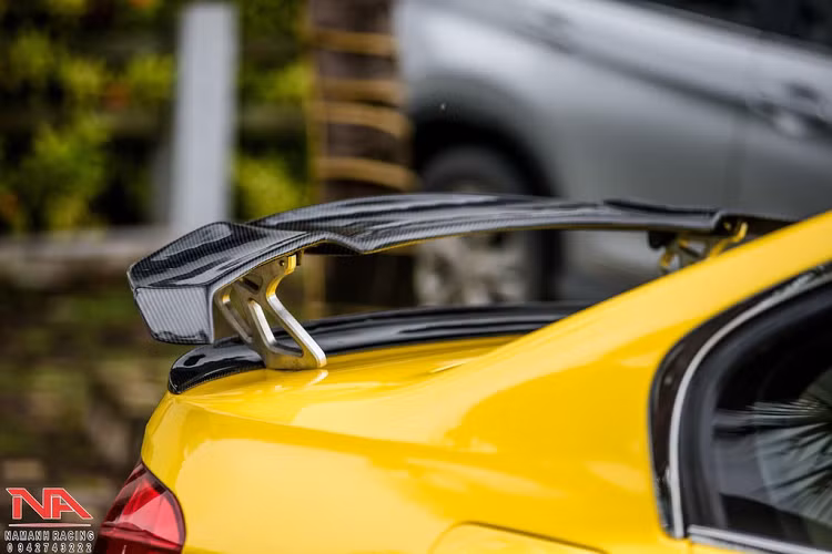 Được biết chủ xe đã đổi sang màu vàng này từ màu trắng trung tính và rất phổ biến với đời 3 Series F30 tại Việt Nam. Tuy nhiên đối với dân chơi xe, thứ được họ quan tâm không phải là màu sơn, mà là bodykit thể thao của bản độ.