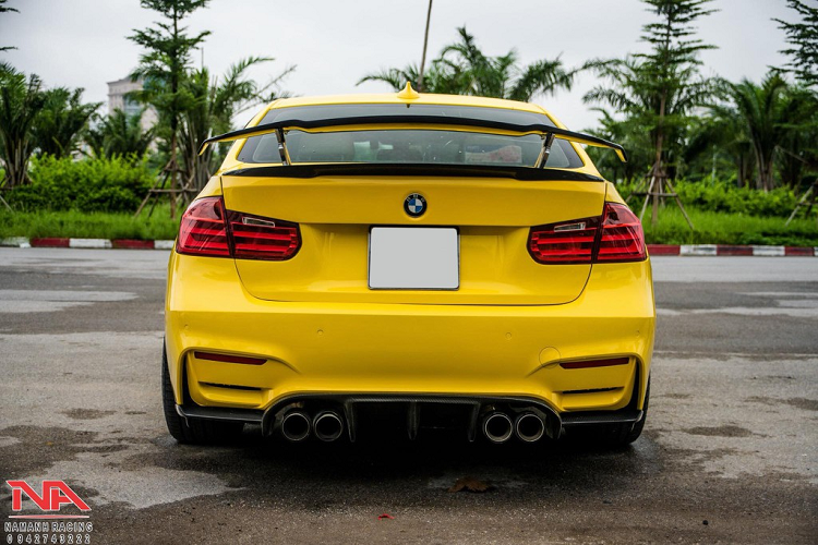 Tới từ xưởng độ AN Bodykit tại TP HCM, bộ bodykit của chiếc xe đã được tạo hình đúng theo mẫu của phiên bản hiệu năng cao BMW M3 thuộc thế hệ F30. Tuy nhiên so với bodykit của M3 cơ bản, AN còn làm các cánh khuếch tán không khí dưới cản trước và sau bằng sợi carbon để khiến chiếc xe trông thể thao hơn. Ngoài bodykit, bộ mâm xe cũng là một điểm nhấn đáng chú ý khi là loại FT114 nhiều nan tới từ 305Forged.