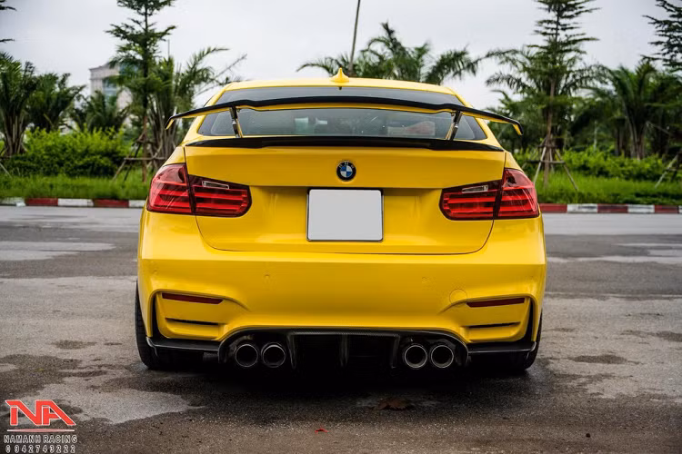 Tới từ xưởng độ AN Bodykit tại TP HCM, bộ bodykit của chiếc xe đã được tạo hình đúng theo mẫu của phiên bản hiệu năng cao BMW M3 thuộc thế hệ F30. Tuy nhiên so với bodykit của M3 cơ bản, AN còn làm các cánh khuếch tán không khí dưới cản trước và sau bằng sợi carbon để khiến chiếc xe trông thể thao hơn. Ngoài bodykit, bộ mâm xe cũng là một điểm nhấn đáng chú ý khi là loại FT114 nhiều nan tới từ 305Forged.