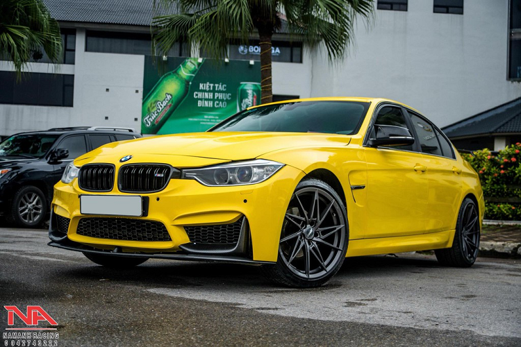 Kết thúc bản độ là một loạt các chi tiết bằng sợi carbon như ốp gương, viền lưới tản nhiệt. Chiếc sedan hạng sang BMW 3 Series thuộc thế hệ F30 đã được người chơi đầu tư "dọn" lại ngoại thất, đem tới vẻ đẹp đầy phong cách và thể thao.