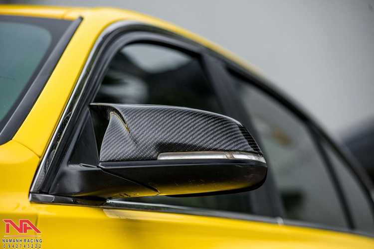 Không chỉ giúp chiếc xe trông thể thao hơn, bộ mâm này còn được bọc xung quanh bởi lốp Pirelli P-Zero với thành mỏng, đem tới độ bám đường và ổn định cao hơn cho 3 Series.