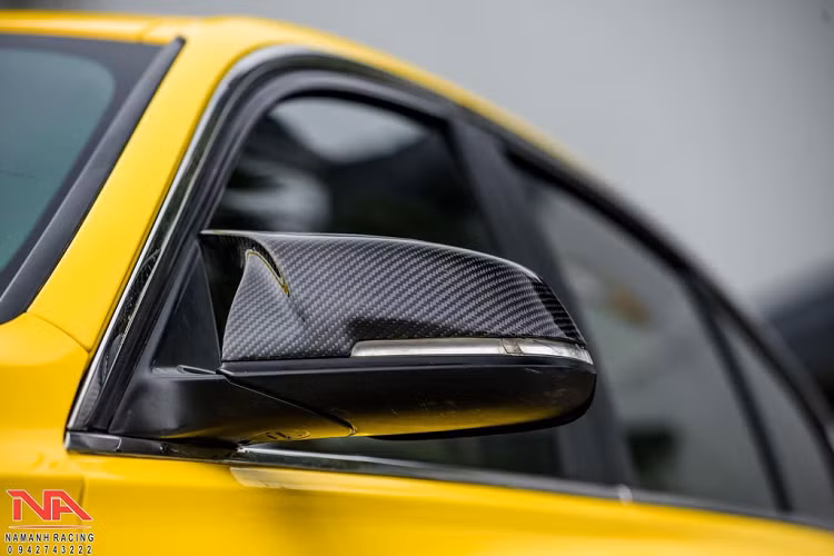 Không chỉ giúp chiếc xe trông thể thao hơn, bộ mâm này còn được bọc xung quanh bởi lốp Pirelli P-Zero với thành mỏng, đem tới độ bám đường và ổn định cao hơn cho 3 Series.