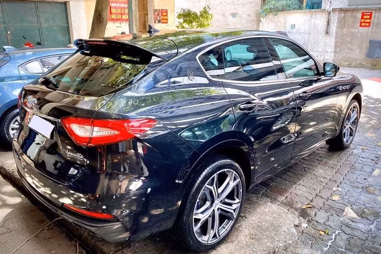 Maserati Levante Trofeo mới đầu tiên về Việt Nam. Chiếc Maserati Levante Trofeo này được nhập khẩu chính hãng. Maserati Levante Trofeo có giá lăn bánh hơn 15 tỷ đồng