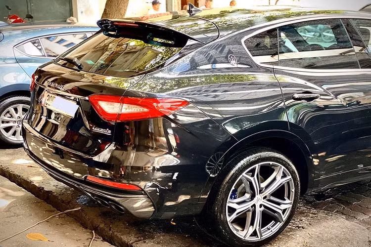 Được biết, chiếc SUV hạng sang Maserati Levante Trofeo đầu tiên về Việt Nam khá kín tiếng, chỉ đến khi xe ra biển trắng, lăn bánh trên đường phố và được một ông chủ mua bán xe sang chia sẻ lên một diễn dàn về xe, giới đam mê mới hay tin "ông trùm" của Maserati Levante đã có mặt tại dải đất hình chữ S.