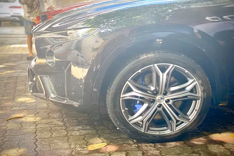 Logo “Saetta” Trofeo trên cột C. Thông tin ban đầu cho biết, chiếc SUV hạng sang Maserati Levante Trofeo đầu tiên về Việt Nam có giá bán lên đến 15 tỷ đồng. Ngoại hình xe có thiết kế dữ dằn và hầm hố hơn rất nhiều so với Maserati Levante. Chẳng hạn như hốc gió trước hoàn toàn mới, cản va trước thiết kế lại. Xe sử dụng đèn pha Full Matrix LED.